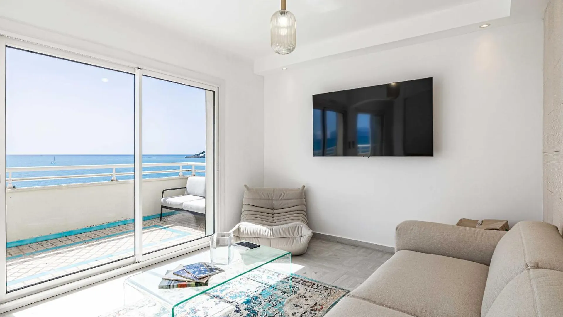 Modern And Charming Apartement With Sea View - Antibes Centre