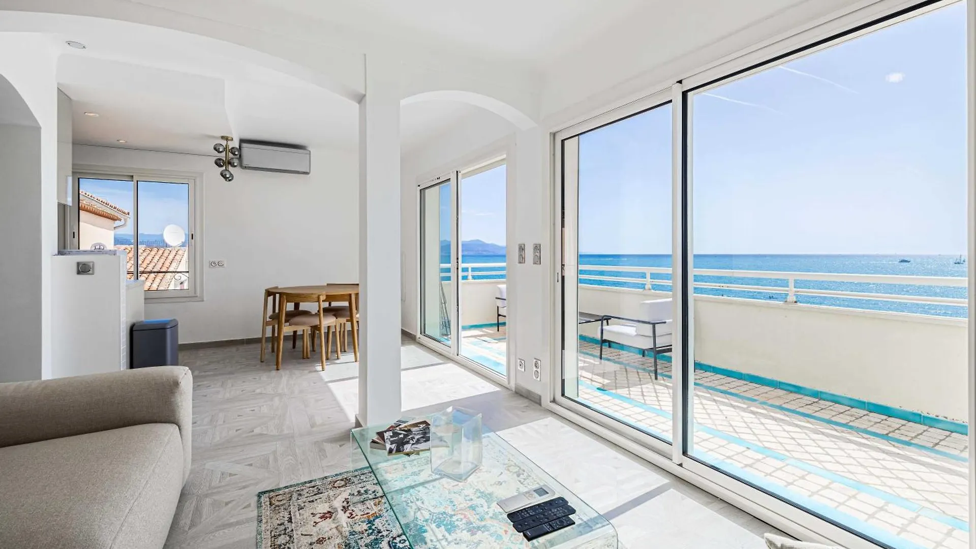 Modern And Charming Apartement With Sea View - Antibes Centre Apartment