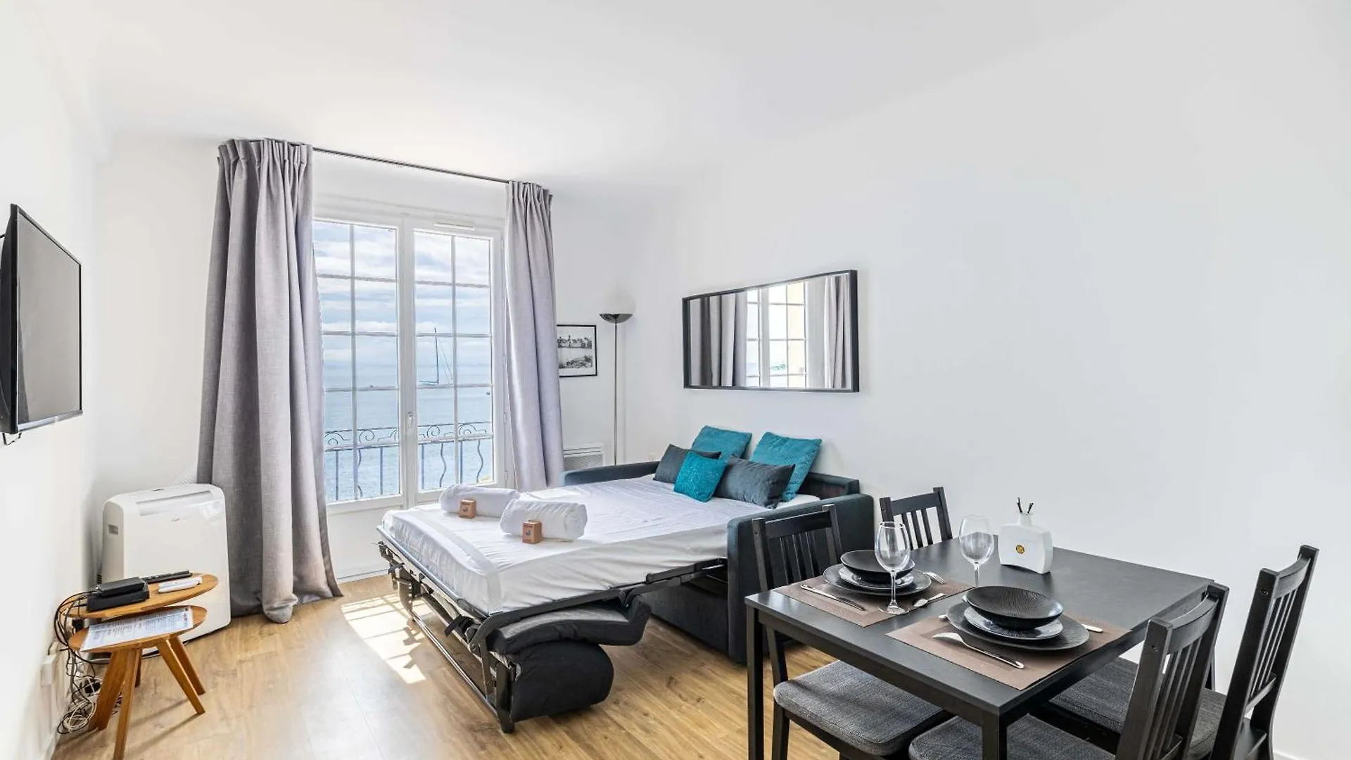 Modern And Charming Apartement With Sea View - Antibes Centre France